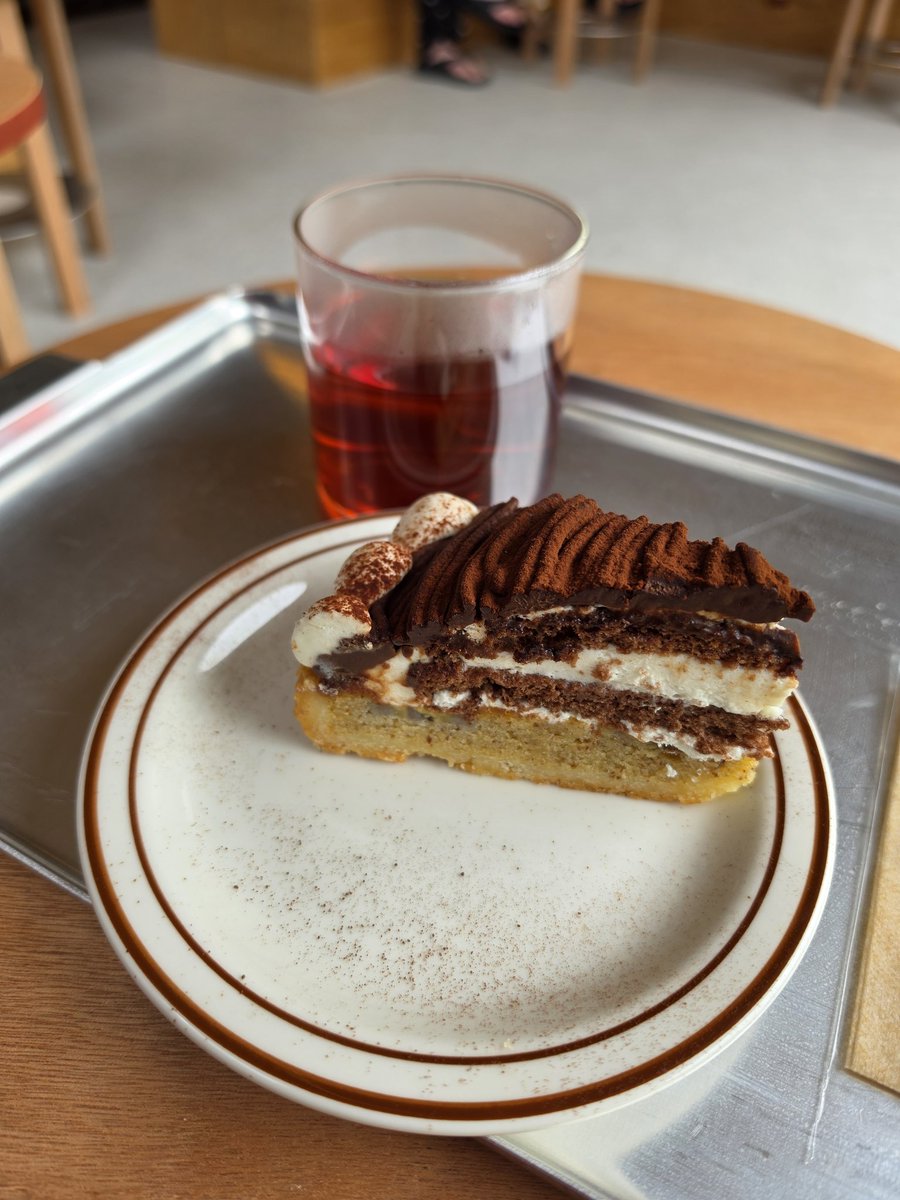 yukarinu2's tweet photo. 中央公園近くに6/27にオープンしたドーナツとコーヒーとプロダクトのカフェ「home town (ホームタウン)」へ。焼きたてのモチッモチのドーナツ。私は紅茶とケーキに。二階がイートインスペースで、アーチ窓から中央通りが見える。#カフェ　#ドーナツ　#甘いもん　#おやつ　#スイーツ
#高松飲食店 https://t.co/mr5xM200OB