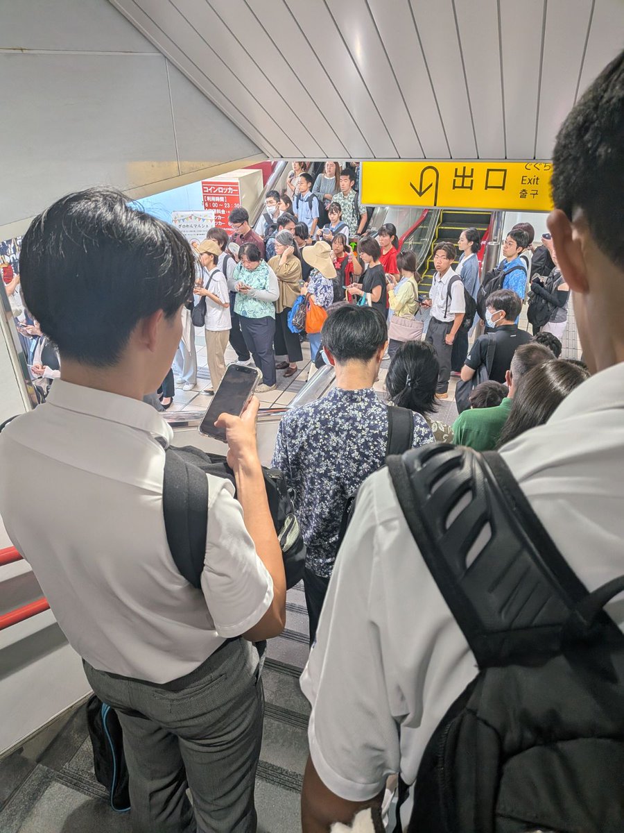 theokinawatimes's tweet photo. 【速報】ゆいレールが全線で運行停止　設備トラブルの影響で（7日7時58分現在）
https://t.co/Wn8jqSHJj0

写真は全線で運行が停止し、混雑する沖縄都市モノレールの石嶺駅=7日午前8時15分ごろ https://t.co/Zz01zVkmYI