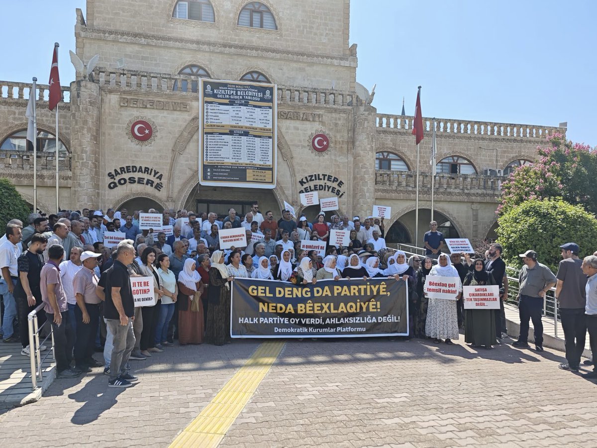 GulbinDaghan's tweet photo. Em bi gel û rexistina xwe re li ber Şaredarîya Qosere bun. Ev şaredarî ya gele qosere ye û ev şaredarî destqeftîya partîya me ya DEM e ye.                                                                        #Demparti #qoser #Kızıltepe https://t.co/oCUQH7A33h