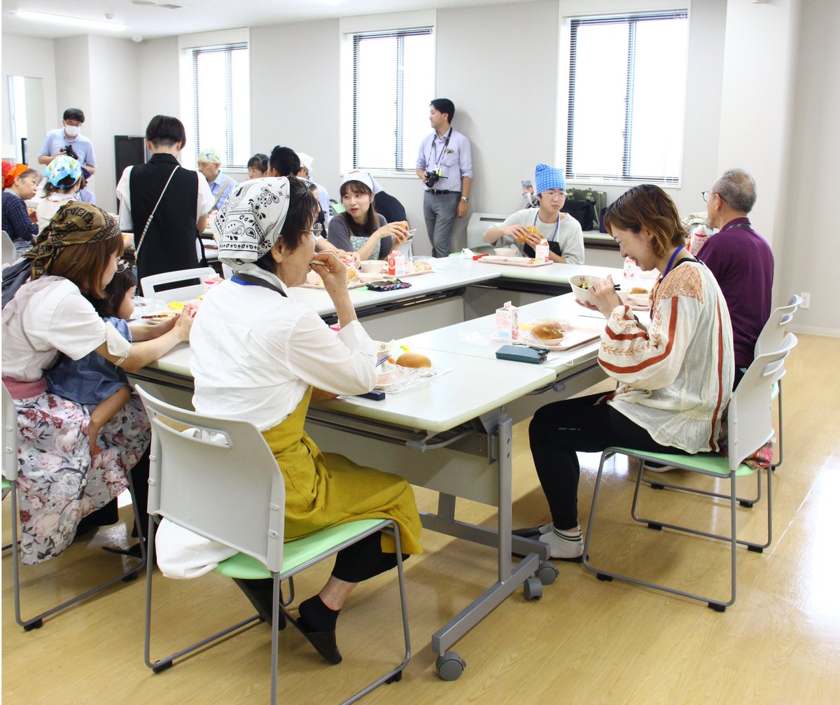 yoshikawa_edu's tweet photo. 7月2日（木）は「なまずの日」
なまずの日にちなみ、昨年度の学校給食献立コンテストの給食センター賞受賞者の岩崎茜さんの「なまずとなますのバインミー」を市民の方と試食しました。
「なまず、おいしい！」「給食ができる工程がみられてよかった！」
みなさんの笑顔があふれました。 https://t.co/44pYNuYN8S