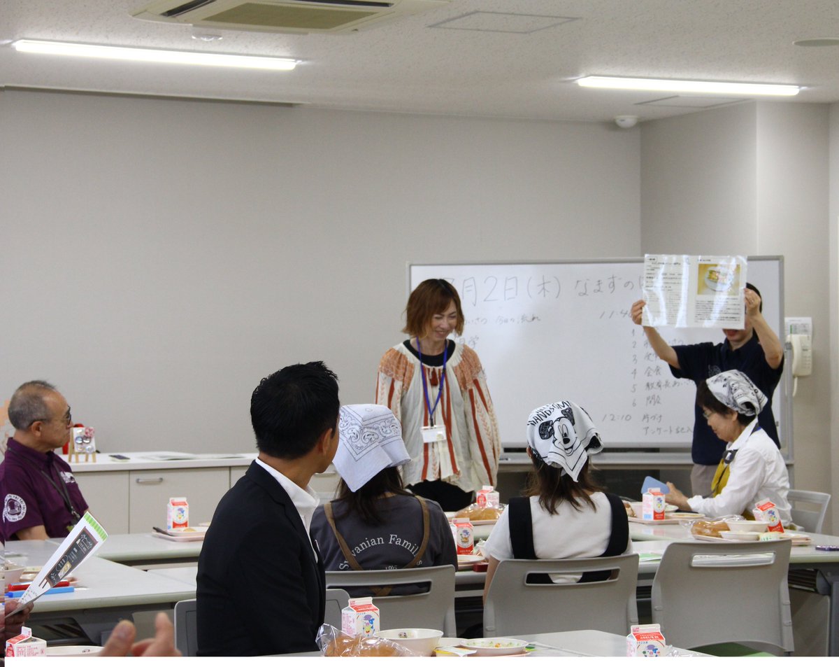 yoshikawa_edu's tweet photo. 7月2日（木）は「なまずの日」
なまずの日にちなみ、昨年度の学校給食献立コンテストの給食センター賞受賞者の岩崎茜さんの「なまずとなますのバインミー」を市民の方と試食しました。
「なまず、おいしい！」「給食ができる工程がみられてよかった！」
みなさんの笑顔があふれました。 https://t.co/44pYNuYN8S