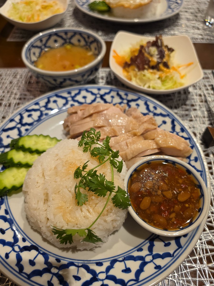 yukarinu2's tweet photo. おひるごはん。①7/2。タイ料理「Saphan•Thai」の
カオマンガイ。②チャイティープリン。③7/3。イタリアン「LA DIVENTARE」。
ポークグリルと野菜たっぷりのボロネーゼ　ショートパスタ。シーフードのフリッター。④ドルチェはティラミスチーズケーキ。#ランチ　#高松ランチ　#高松飲食店　#プリン https://t.co/QrC7sGGXsQ