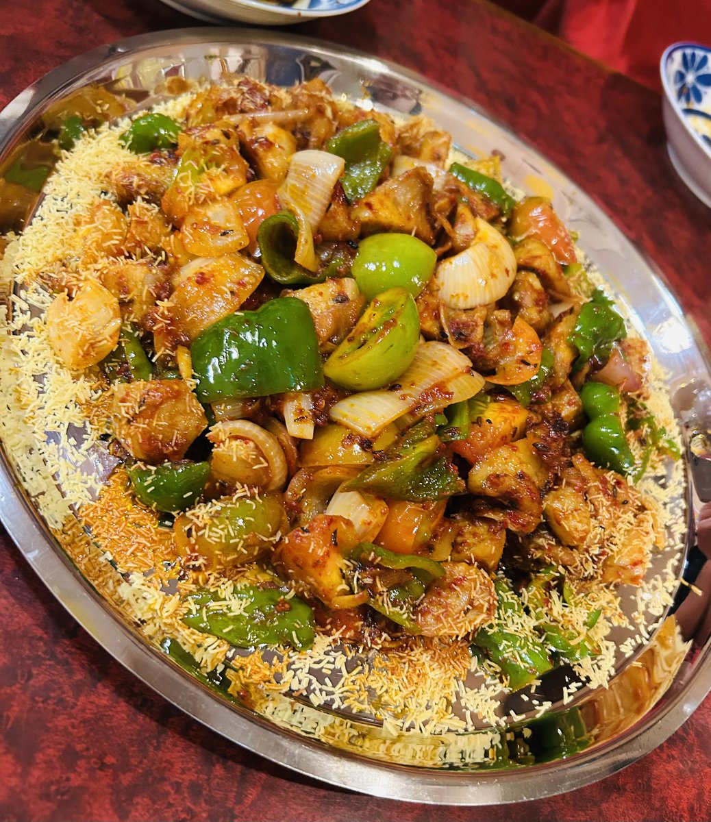 om_shivani's tweet photo. 昨日はプルジャさんのお任せ料理を食べる会。
あえて小分けにせず、13人分？を大皿で出してもらったらものすごい迫力。
豚から野菜までここでしか食べられないプルジャ料理を心ゆくまで堪能。 https://t.co/oJ2zCz3QJn