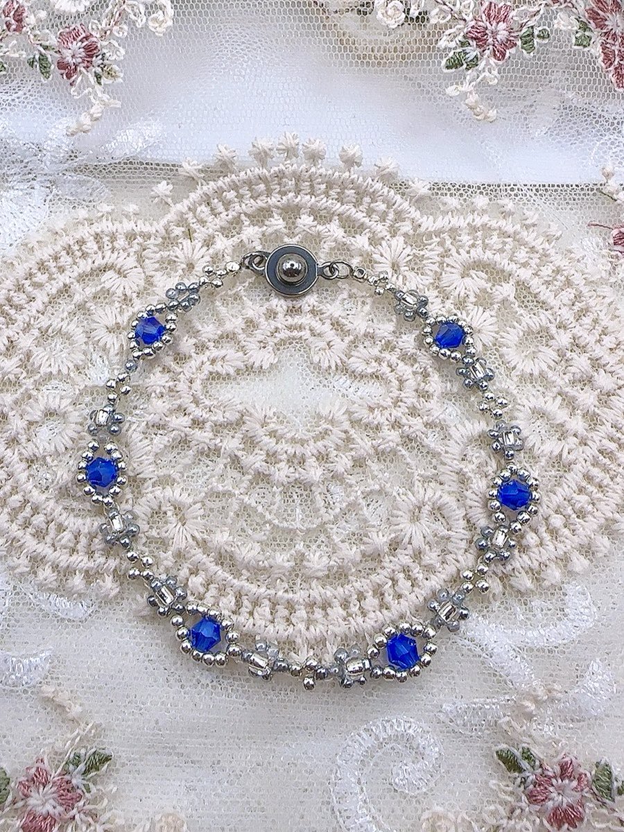 xxxakj_pierrot's tweet photo. #ハンドメイド好きな方と繋がりたい 
#ビーズアクセサリー

シルバーのシードビーズで作ると、シルバーアクセサリーみたいで可愛いですね(*´`)✨

こちらは、2000円＋送料180円です(⋆ᴗ͈ˬᴗ͈)”❤

他の色でも同じデザインで作ってみようかな～🥰 https://t.co/yK259OMiMw
