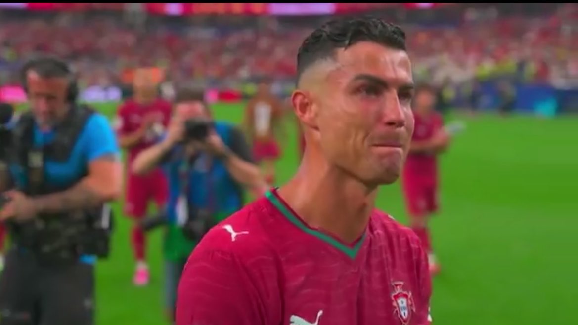 FootballPOV11's tweet photo. Dari panggung Piala Dunia 2026 yang gemuruh dan kontroversi, Bang Dodo pulang dengan mahkota tak kasat mata, meninggalkan jejak legenda yang membuat langit bergetar!

Tak banyak gol diciptakan, tak ada kesempatan lagi untuk angkat trofi, waktunya sudah habis.

Air mata tangis bahagia ini tak terbendung, wahai Sang CR7, kami kan banjiri ucapan selamat untukmu, pahlawan abadi! 🎉🏆

Terima kasih sudah berjuang Cristiano Ronaldo. Tanpa gelar Piala Dunia, kamu tetap yang terbaik di mata fansmu.

#WorldCup #FIFAWorldCup