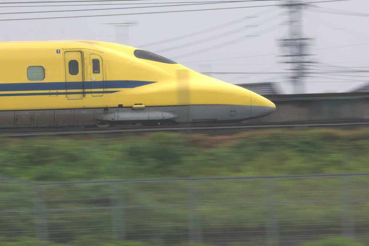 923doctor114's tweet photo. 師匠に明るさを変えられるアプリを聞いて　昨日のドクターイエロー923形Ｔ5を☝️
明るさコントラスト程度で☺️

めっちゃいい🥹✨
満足🤣　　1/80まで仕上げたいが、営業車で練習に🚅

黄色先生は次は止まり練習やに🍀
スイレン、ひまわり、稲穂に雪💪

七夕ですね🎋　7時7分でスクショ🎋ほっこり😚 https://t.co/mNBiwiHY29