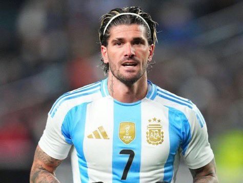 khalilogyigo's tweet photo. Rodrigo De Paul n'est pas aussi technique que Bruno Fernandes ou Vitinha, mais il est prêt à courir 80 kilomètres juste pour assurer le succès à son pays.
Jamais vu quelqu'un d'aussi fou. https://t.co/WLh1lwgWHT