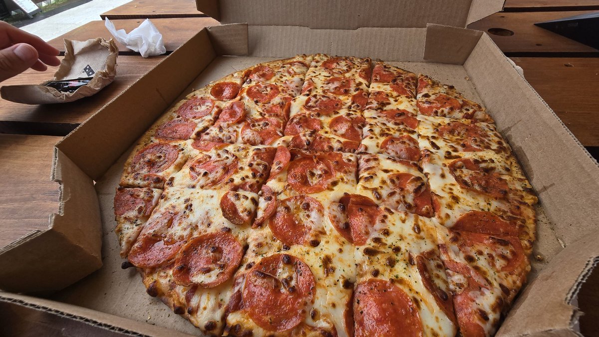 lizzySP4ever's tweet photo. Creí que había comprado una pizza, no un flatbread. Que asco tu tacañeria @dominos https://t.co/gFNqFKWaam
