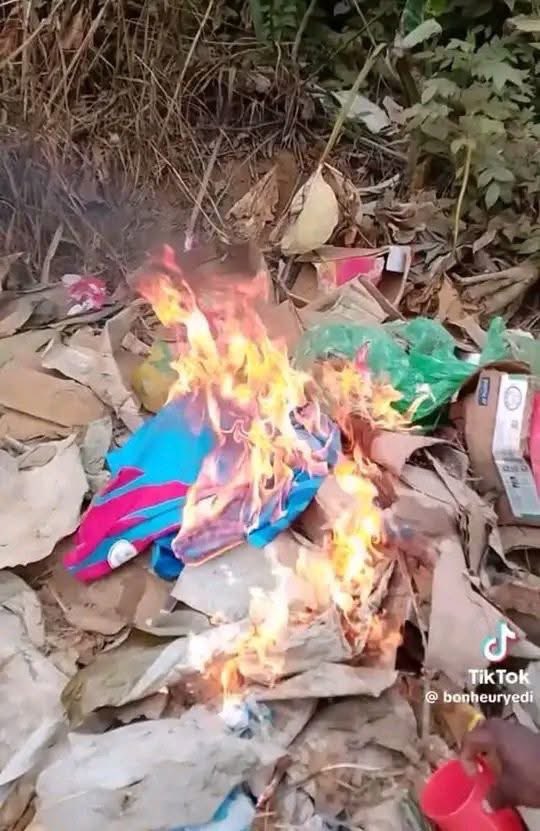 JonathanMayika's tweet photo. Pourquoi faire ça vraiment @chauffeur243 @TopCongo @aminata_kasa @central_sage @CivuadiKalanga @7sur7_cd https://t.co/hGVYtVkOgF