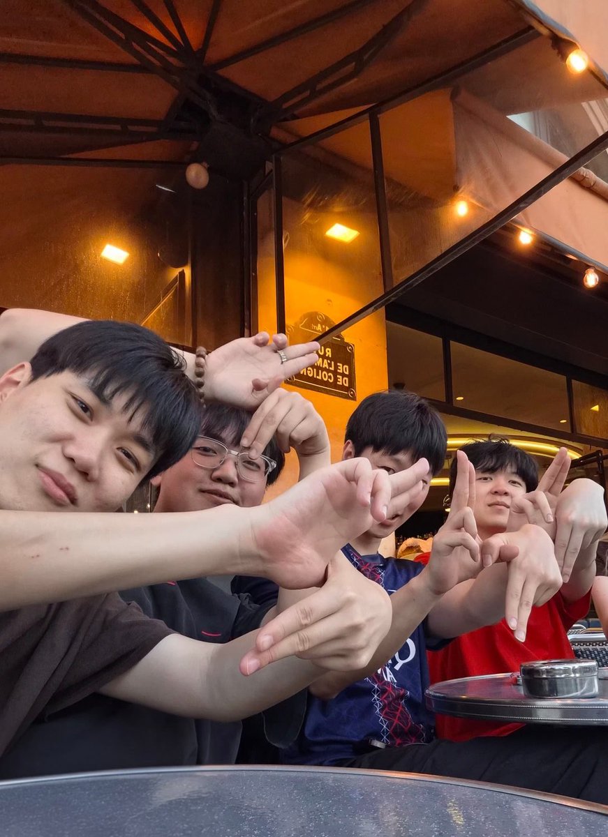autumnkorea's tweet photo. Good bye, Paris! Let’s go stage2!! https://t.co/ZW4xqwHRoH