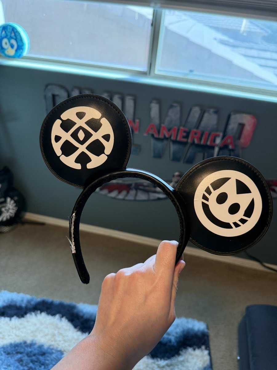 doodahlanding's tweet photo. working on my hope cosplay for D23 and decided I would substitute her cat headphones for a pair of Mickey ears... not finished yet, gonna add a bow to this later!! https://t.co/94lGwT3R87
