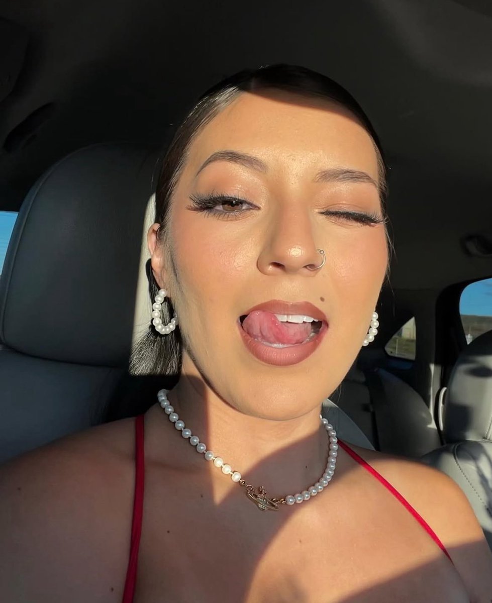 Paco1777685's tweet photo. Dm me for her ig so yall can leave dirty comments https://t.co/hqlmXrKkmz