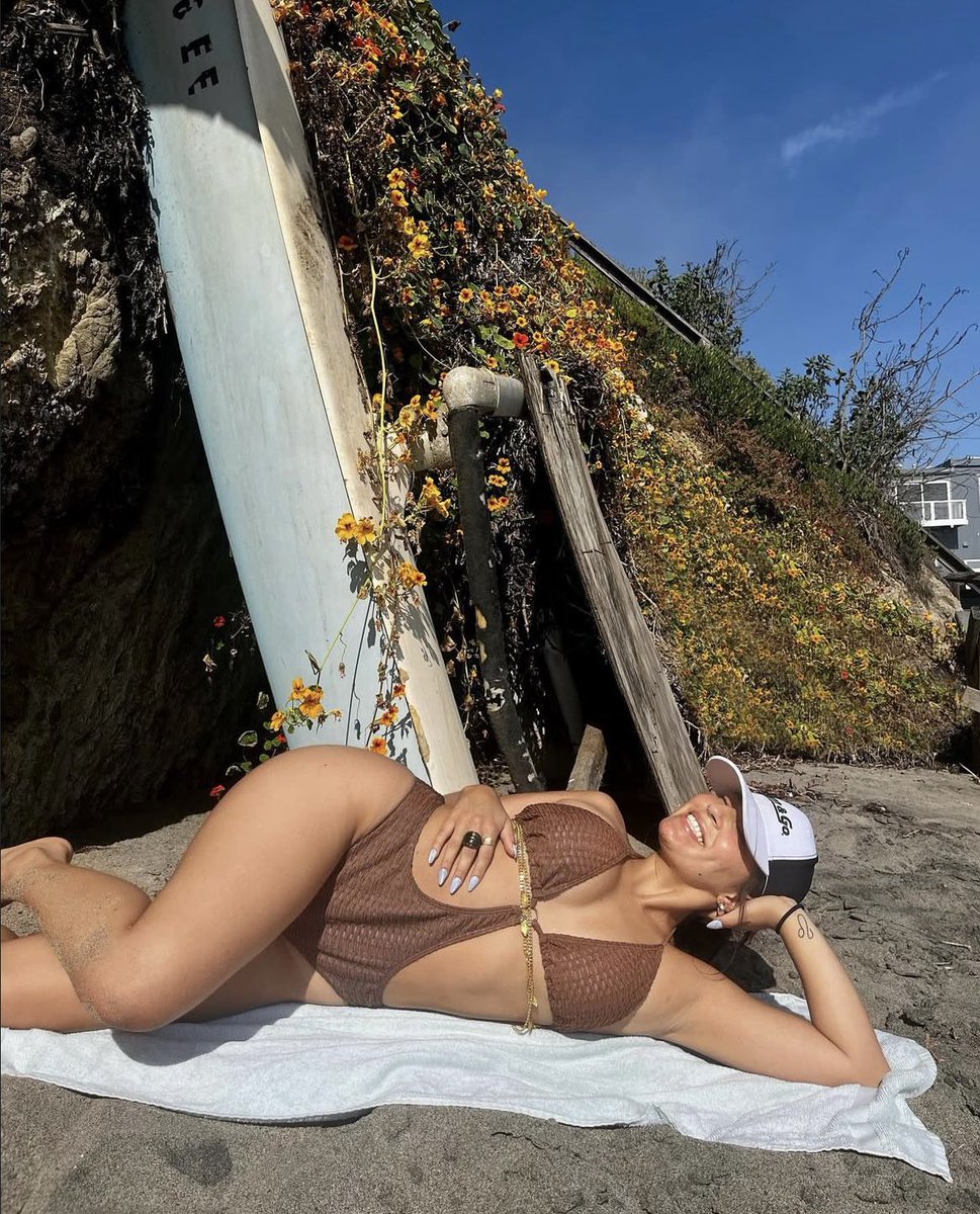 Paco1777685's tweet photo. Dm me for her ig so yall can leave dirty comments https://t.co/vIAAlGGaqc