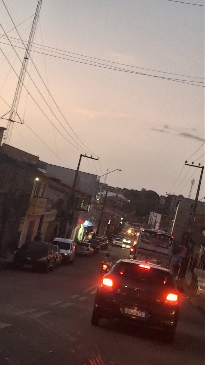 gabriellearau2's tweet photo. O cara coloca um "comício" às 18h numa segunda feira, atrapalhando a volta pra casa é muito sem noção. 

Orleans Brandão a próxima vez coloca no final de semana que não tem fluxo de trânsito na área do Anjo da guarda . https://t.co/pQLkN9sZ9m