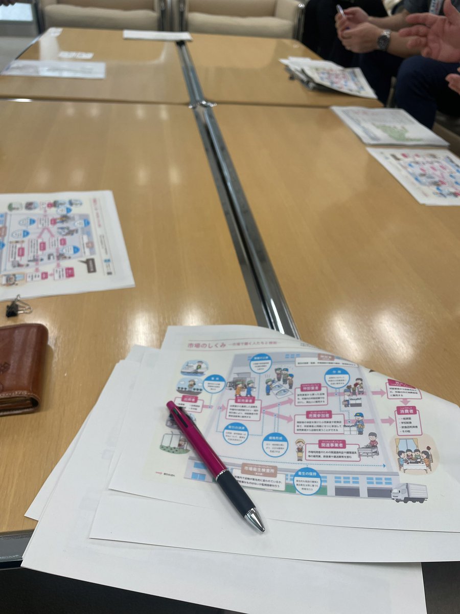 0516mariko's tweet photo. 東京都庁にて定例の勉強会に参加。
今回は「中央卸売市場の役割について」東京都卸売市場長から説明を受けました。
改めて市場の現状を確認。
１１の中央卸売市場を開設し、青果物９市場、水産物３市場、食肉１市場、花きを５市場で扱っています。
物流環境の変化への対応、人手不足への対応、厚さの対応、市場施設の老朽化への対応、市場のゼロエミッション化、災害時における市場機能の維持など課題はあります。
かつて思い出されるのは、築地から豊洲に移転する際に２０１６年頃、野党の一部の人々が頃土壌汚染を問題視していたが、水質検査の結果問題はなかった。
市場長に確認したところ、今も継続して水質検査を行っていて、何ら問題ない事を確認。安心しました。
これからも市場の意義を伝えつつ、強みを伸ばしていってほしいと思います。　#東まり子　#武蔵野市　#東京都　#豊洲市場