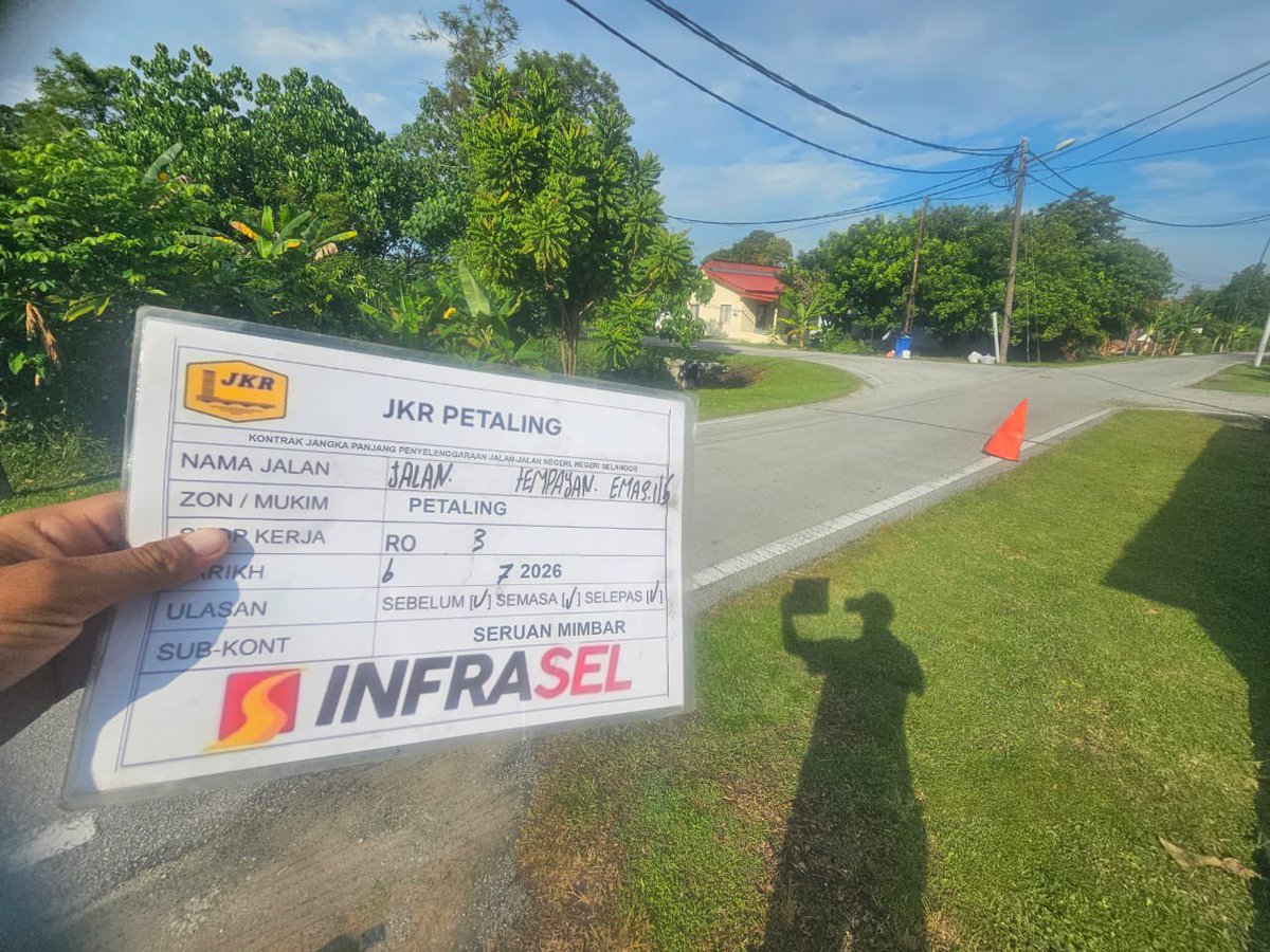JkrPetaling's tweet photo. 🚧 06/07/26:-Kerja-kerja pemotongan rumput, pembersihan jalan, longkang dan culvert telah dilaksanakan oleh pihak konsesi Infrasel di sekitar Jalan Tempayan Emas 1/5, Jalan Tempayan Emas 1/4 dan Jalan Industri.

#DeliveryIsOurPriority
#IAMJKR
#KITAJKRSELANGOR
#KITACEKAP https://t.co/ARkwX2bQnr
