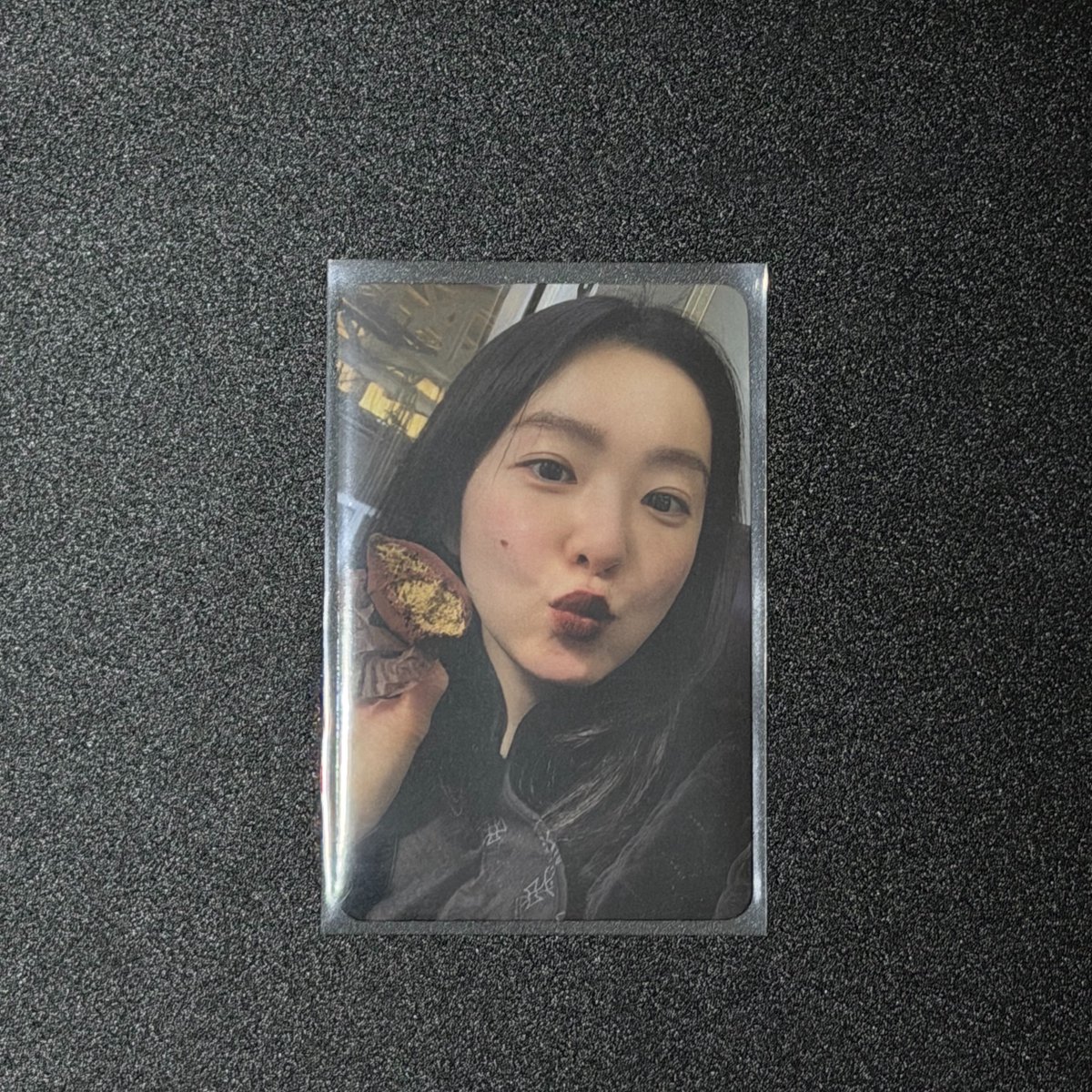 chobomseulrene's tweet photo. hi i just want to share that i own dubai chewy cookie irene photocard 😌 https://t.co/GXTES96vhG