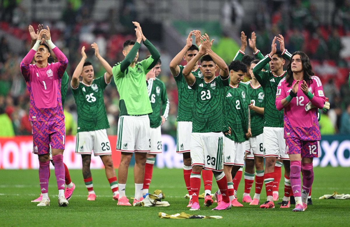 alefrausto's tweet photo. MÉXICO VUELA 🇲🇽🪽
Mientras más vivas nuestras raíces, más grandes nuestras alas.

Hoy amanecimos con el corazón triste, pero con la frente en alto.

A nuestra @miseleccionmx gracias por hacernos soñar, por defender esta camiseta con el alma y por recordarnos que México nunca deja de pelear. Les queremos profundamente. 🇲🇽

Durante estos meses cantamos una canción que dice: “y si caen… que sea peleando”. Y así fue. Caímos en buena lid, dejando el alma en la cancha y sembrando cariño en cada corazón mexicano y en la memoria del mundo.

💔Nos duele porque sabemos que podíamos haber ganado. Pero México se levanta distinto este lunes: nos vimos en el espejo de nuestra verdadera grandeza.

Ayer, al concluir el partido, algunos esperaban tensión entre aficiones. Pero ocurrió lo contrario: despedimos con aplausos a quienes ganaron👏. Ahí se rompió otro espejo: el del resentimiento.

Algo muy grande pasa en México. Un país que ya no se agacha ante nadie, pero que tampoco pierde su corazón. Un país que sabe dar alegría, consuelo y abrazo. Un país que demuestra que en comunidad todo se hace mejor.

💪🏼No vamos a regatear ni un milímetro este triunfo: el triunfo de un pueblo que se sabe grande y lo comparte sin miedo.

💖🏡La Ciudad de México es el corazón de este Mundial, y lo seguirá siendo hasta el final. Porque nuestras plazas públicas son recintos de hermandad con el mundo; espacios para gozar en familia, con amistades nuevas y con todas las aficiones.
En el FIFA Fan Festival del Zócalo, el país que juega se siente local. Lo hacemos hermano. Lo abrazamos. Lo hacemos volar.

🌎Hasta hoy hemos recibido a personas de más de 50 países, y a todas les hemos mostrado lo que somos: raíz, alegría, dignidad, libertad y corazón grande.

México ya voló.
Y la Ciudad de México seguirá abriendo sus alas al mundo. 💖🌎⚽

📸 Xinhua News