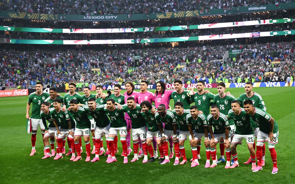 alefrausto's tweet photo. MÉXICO VUELA 🇲🇽🪽
Mientras más vivas nuestras raíces, más grandes nuestras alas.

Hoy amanecimos con el corazón triste, pero con la frente en alto.

A nuestra @miseleccionmx gracias por hacernos soñar, por defender esta camiseta con el alma y por recordarnos que México nunca deja de pelear. Les queremos profundamente. 🇲🇽

Durante estos meses cantamos una canción que dice: “y si caen… que sea peleando”. Y así fue. Caímos en buena lid, dejando el alma en la cancha y sembrando cariño en cada corazón mexicano y en la memoria del mundo.

💔Nos duele porque sabemos que podíamos haber ganado. Pero México se levanta distinto este lunes: nos vimos en el espejo de nuestra verdadera grandeza.

Ayer, al concluir el partido, algunos esperaban tensión entre aficiones. Pero ocurrió lo contrario: despedimos con aplausos a quienes ganaron👏. Ahí se rompió otro espejo: el del resentimiento.

Algo muy grande pasa en México. Un país que ya no se agacha ante nadie, pero que tampoco pierde su corazón. Un país que sabe dar alegría, consuelo y abrazo. Un país que demuestra que en comunidad todo se hace mejor.

💪🏼No vamos a regatear ni un milímetro este triunfo: el triunfo de un pueblo que se sabe grande y lo comparte sin miedo.

💖🏡La Ciudad de México es el corazón de este Mundial, y lo seguirá siendo hasta el final. Porque nuestras plazas públicas son recintos de hermandad con el mundo; espacios para gozar en familia, con amistades nuevas y con todas las aficiones.
En el FIFA Fan Festival del Zócalo, el país que juega se siente local. Lo hacemos hermano. Lo abrazamos. Lo hacemos volar.

🌎Hasta hoy hemos recibido a personas de más de 50 países, y a todas les hemos mostrado lo que somos: raíz, alegría, dignidad, libertad y corazón grande.

México ya voló.
Y la Ciudad de México seguirá abriendo sus alas al mundo. 💖🌎⚽

📸 Xinhua News