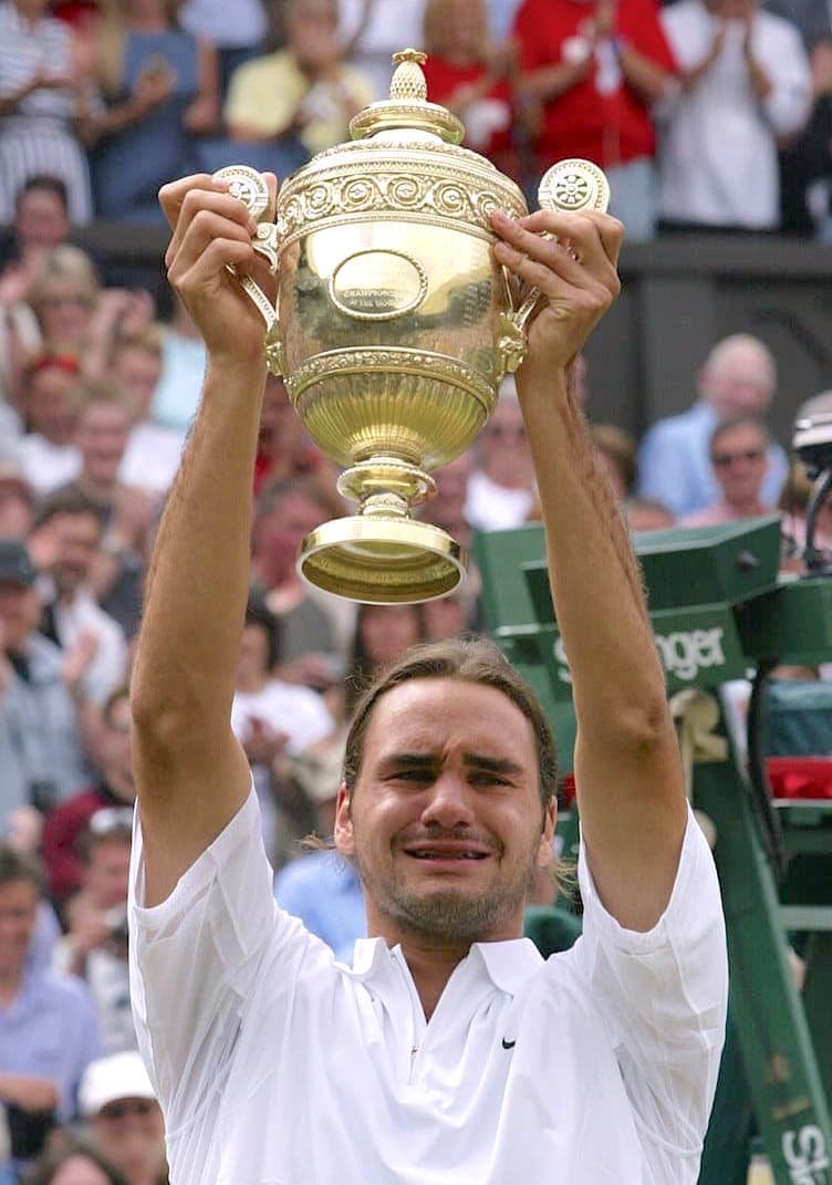 Tiempodetenis1's tweet photo. En Wimbledon nacía la leyenda.

A 23 años del primer Grand Slam de Roger Federer.

👑 Su Majestad. https://t.co/6rPYSmGkZm