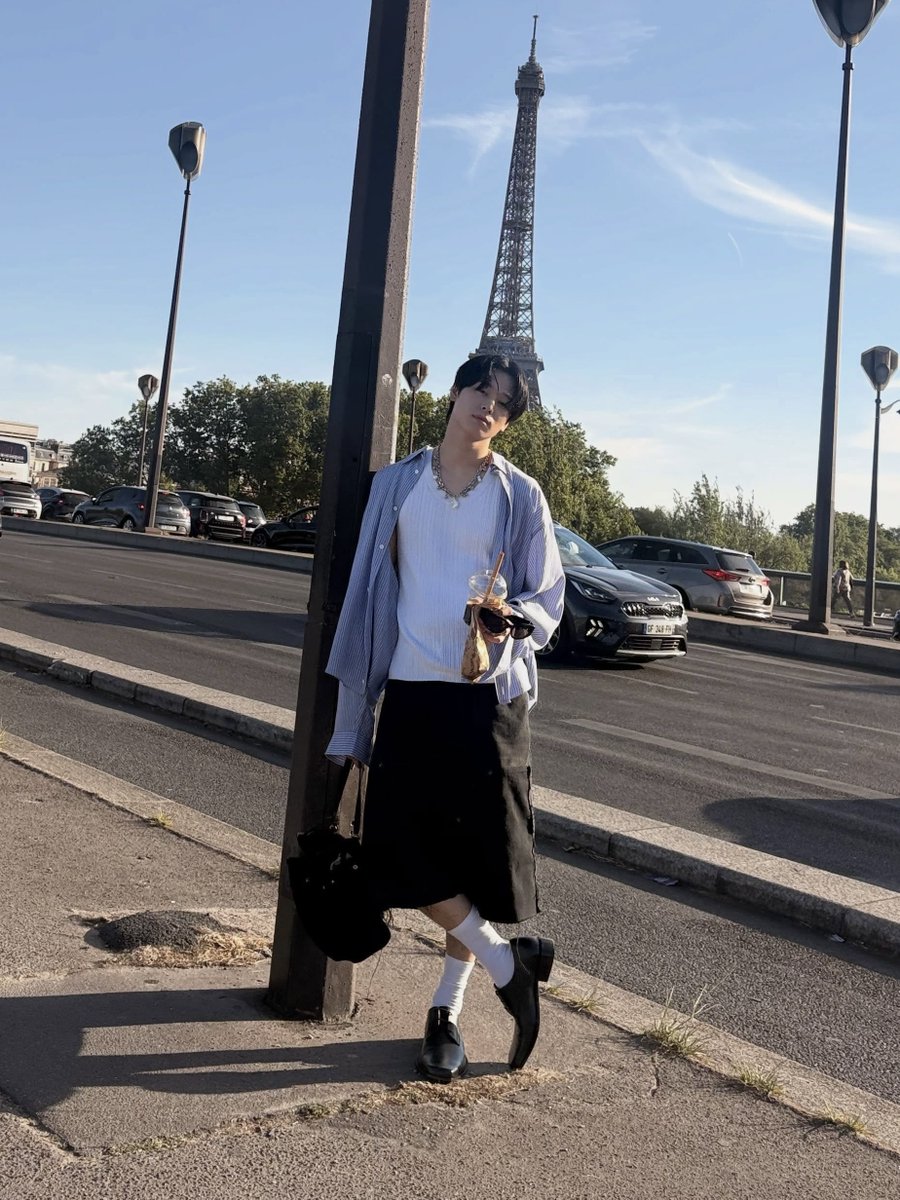 dailyljy's tweet photo. balenciaga boy https://t.co/J7TlJxfqrp