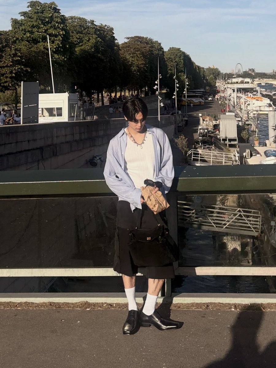 dailyljy's tweet photo. balenciaga boy https://t.co/J7TlJxfqrp