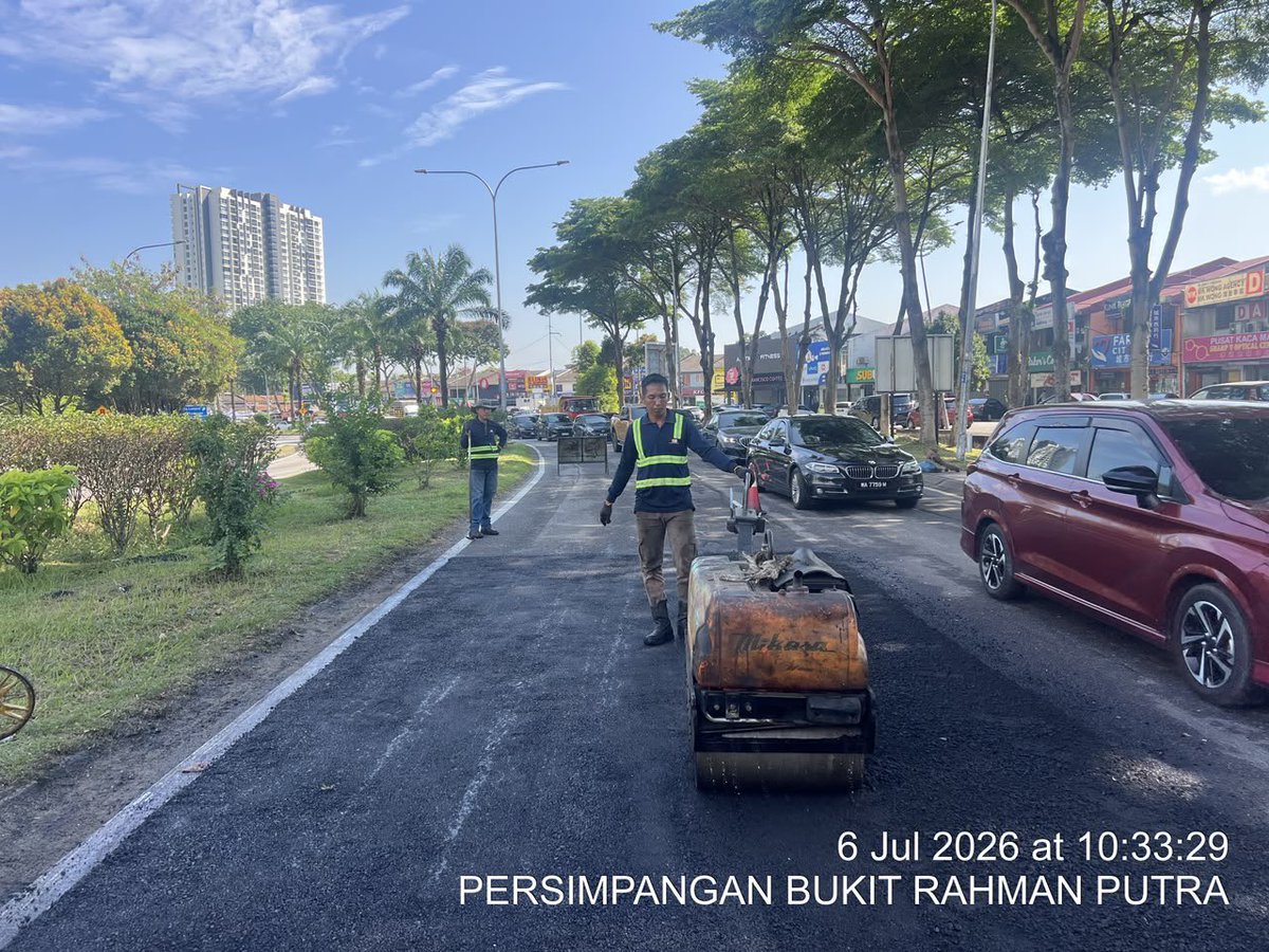 JkrPetaling's tweet photo. 🚧 06/07/26:- Kerja-kerja tampalan kekal  telah dilaksanakan oleh pihak konsesi Infrasel di Jalan Persiaran Bukit Rahman Putra Sungai Buloh.⁣

#DeliveryIsOurPriority
#IAMJKR
#JKRsynergy
#KITAJKRSELANGOR
#KITACEKAP https://t.co/b4i3Ehk9iD