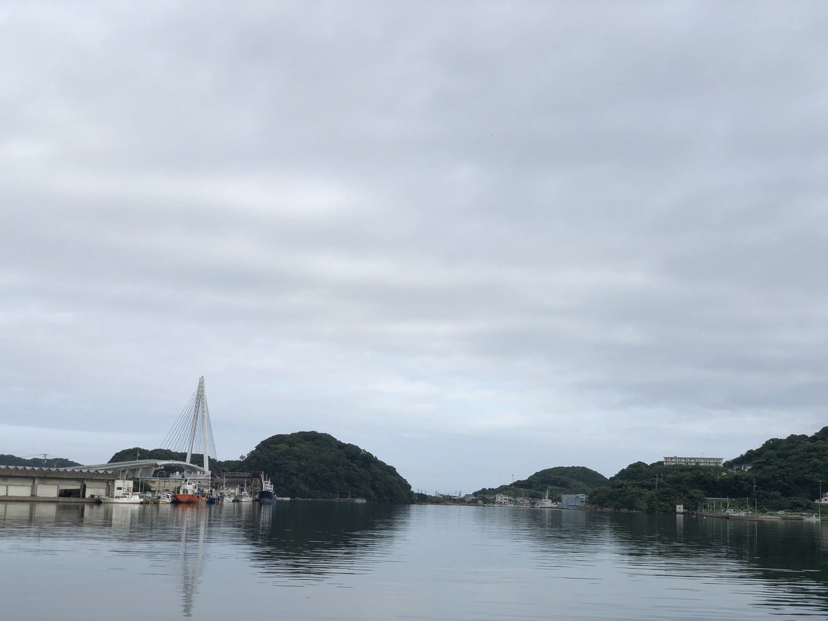 tmorimot1's tweet photo. 浜田の空と海から　朝

2026年(令和8年)7月7日(火)二十四節気「小暑」七夕の朝　浜田漁港の空と海です。

くもり　午前6時の気温24.5度､湿度92%です。

浜田漁港近く､馬島そばの国土交通省観測点の波高午前6時0.7mです。

7月7日(火)島根県西部の予報は　くもり　所により昼前から夜のはじめ頃まで雨で雷を伴う　日中の最高気温30度です。 

#島根県
#浜田市
#浜田漁港