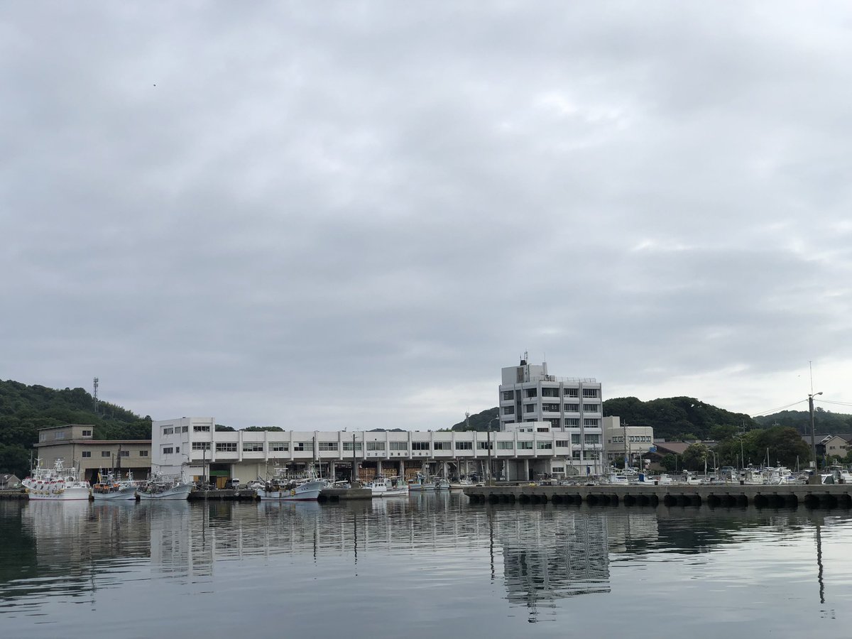 tmorimot1's tweet photo. 浜田の空と海から　朝

2026年(令和8年)7月7日(火)二十四節気「小暑」七夕の朝　浜田漁港の空と海です。

くもり　午前6時の気温24.5度､湿度92%です。

浜田漁港近く､馬島そばの国土交通省観測点の波高午前6時0.7mです。

7月7日(火)島根県西部の予報は　くもり　所により昼前から夜のはじめ頃まで雨で雷を伴う　日中の最高気温30度です。 

#島根県
#浜田市
#浜田漁港