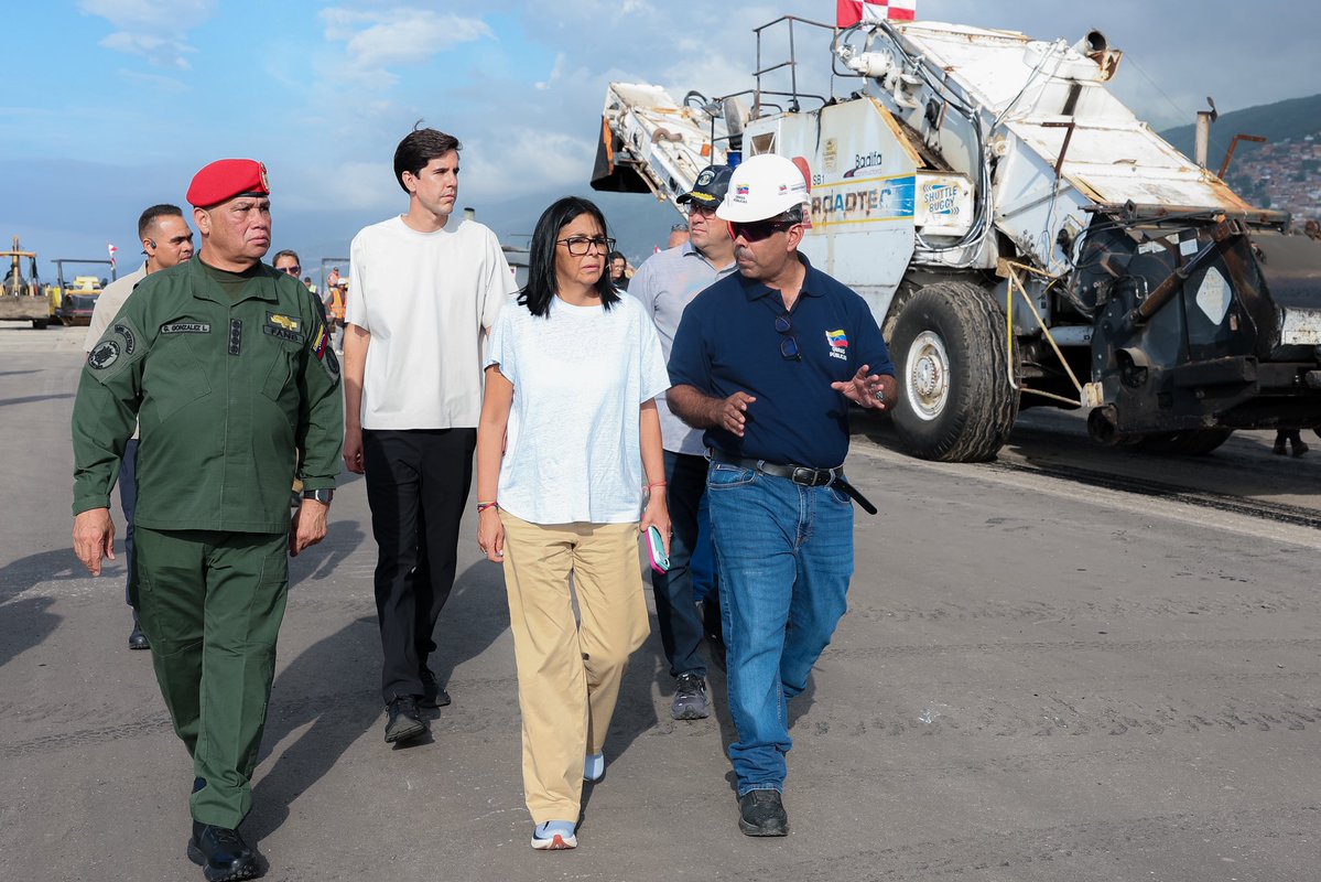 madeleintlSUR's tweet photo. ¡Maiquetía de pie! 🛩️

Tras el fuerte doble terremoto del pasado 24 de junio, las labores de reconstrucción no se detienen en el principal terminal aéreo de Venezuela. 

La presidenta (E), Delcy Rodríguez, inspeccionó personalmente los daños en la pista del Aeropuerto Internacional Simón Bolívar para activar soluciones inmediatas.

“He instruido un plan inmediato para retomar a la brevedad las actividades de las aerolíneas comerciales”, afirmó la mandataria encargada, destacando el uso estratégico de una pista paralela para normalizar las operaciones.

El compromiso es claro: evaluar, resolver y avanzar hacia la recuperación total de la infraestructura nacional.
