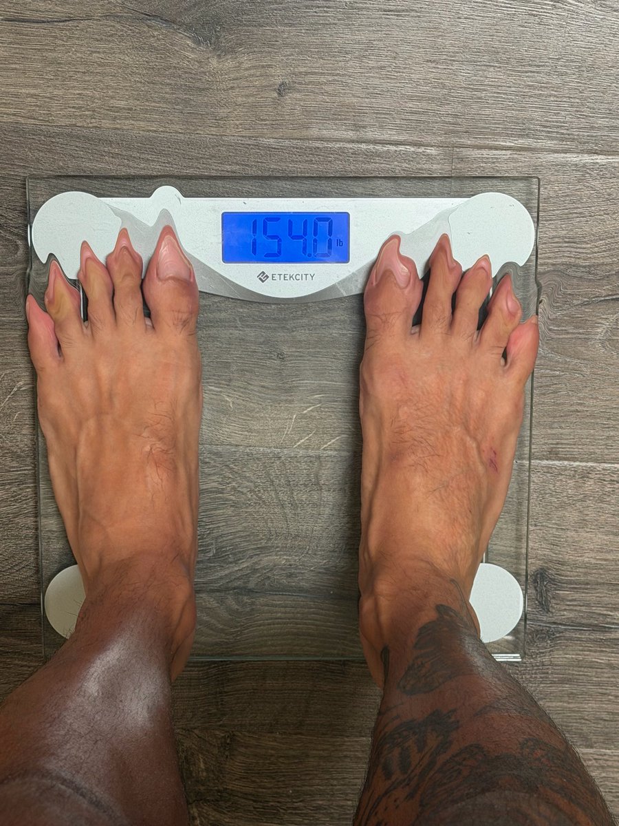 JustinReadz's tweet photo. Who want my full body weight on em? https://t.co/Wr2nNGqQbY