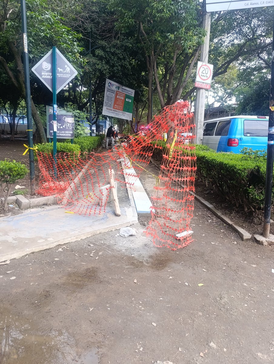 finaltrain's tweet photo. lleno de basura y en obras el parque álamos en #benitojuarez #cdmx @accionesbj @bjalcaldia  @luismendozabj quitaron los juegos los aventaron a las canchas de basquetbol las obras llevan más de 6 meses y no terminan  @FedeChavezMX @PAN_CDMX  #ysisi arreglan el parque  @GPPANCDMX https://t.co/hQTLXxkclm