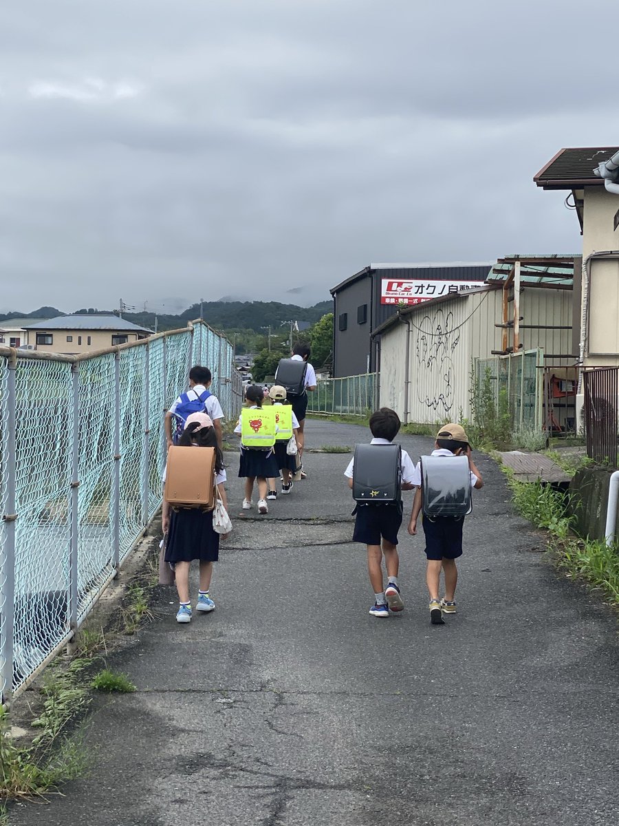 mitsu_takeda's tweet photo. おはようございます。
　今朝の大正小橋・向田橋付近での🚩見守り活動を無事終了しました。
　昨日からの🌧️雨で、🏞️河川は増水しています。
　涼しい朝でした。気温の変化にお気をつけ下さい。本日もよろしくお願いします。😄 https://t.co/X4dQM9QsG4
