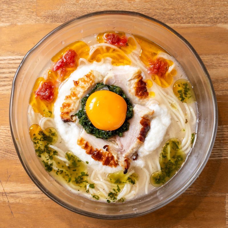 ramenTHANK's tweet photo. 【今日のTHANK便り🍜】

今日はTHANKの「冷やし」を楽しんでみませんか？🌿

さっぱり派の方には、
「梅と紫蘇の冷やしsoba」。

梅のやさしい酸味と、ふわっと香る紫蘇。
とろろのなめらかな口当たりに、柚子胡椒チキンの香ばしさが重なり、最後まで爽やかにお召し上がりいただけます。

「今日は少し軽やかな気分。」
そんな日におすすめの一杯です。

そして、旨辛派の方には、
「冷やし担々麺」。

ごまのコクと香り豊かなスープに、ほどよい辛さ。
鶏のうまみとスパイスが絶妙に重なり、食べ進めるほどにやみつきになる味わいです。

今日は、
さっぱり派？それとも旨辛派？

ぜひ、その日の気分でお選びください😊

今日も皆さまのご来店を心よりお待ちしております🍜

🍜🚚【おうちでもTHANK】

通販では定番人気の「ぽてり」をはじめ、季節限定麺もご用意しています。

お店で一杯ずつ仕込んだ味を、そのままご自宅へ。

「近くにお店がない」
「またあの一杯が食べたくなった」

そんな時も、お好きなタイミングでTHANKの味をお楽しみいただけます。

ご自宅用にはもちろん、大切な方への贈り物にもおすすめです。

ぜひ、ご自宅でもTHANKの一杯をお楽しみください🍜

https://t.co/lyGTXlm3KA

🏠【平日営業時間】

🍜【大門店】
ランチ 11:00〜15:00
ディナー 18:00〜22:00
・大門駅 徒歩2分
・浜松町駅 徒歩7分
・芝公園駅 徒歩6分
・御成門駅 徒歩6分

🍜【お茶の水店】
ランチ 11:00〜15:00
ディナー 18:00〜22:00
・新御茶ノ水駅 徒歩4分
・小川町駅 徒歩2分
・神保町駅 徒歩6分
・淡路町駅 徒歩5分
・御茶ノ水駅 徒歩8分
・神田駅 徒歩8分

🍜【蒲田店】
ランチ 11:00〜15:00
ディナー 18:00〜22:00
・蒲田駅 徒歩3分
・京急蒲田駅 徒歩8分

🍜【鎌倉小町店】
ランチ 11:00〜16:00
ディナー 17:00〜20:00
・鎌倉駅 徒歩3分

#鶏ポタラーメンTHANK
#梅と紫蘇の冷やしsoba
#冷やし担々麺
#夏限定ラーメン
#ramen