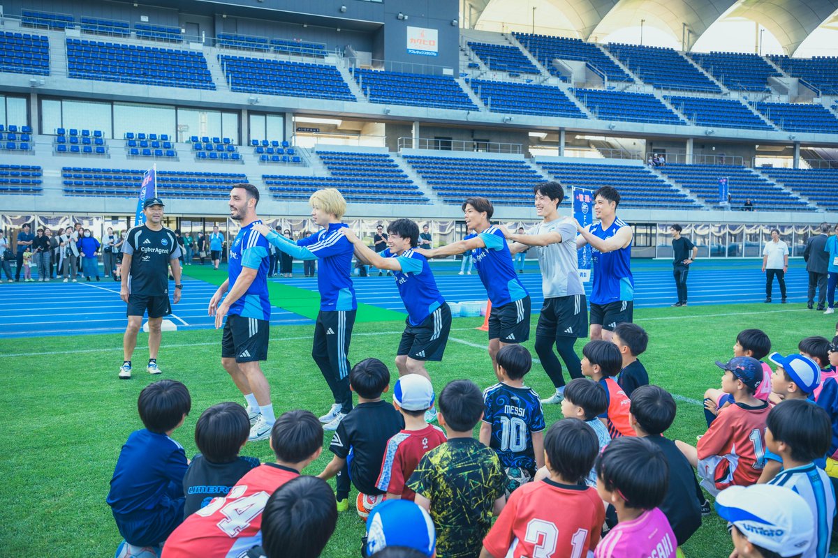 FcMachidaZelvia's tweet photo. 約60名の子どもたちと一緒にサッカー教室を開催しました！✨
選手たちがメニューを考え、指導を⚽️
たくさんの笑顔があふれる楽しい時間となりました😊

ご参加いただいた皆さま、ありがとうございました！

#FC町田ゼルビア #zelvia
#青森キャンプ2026 https://t.co/ezGCAafhSw