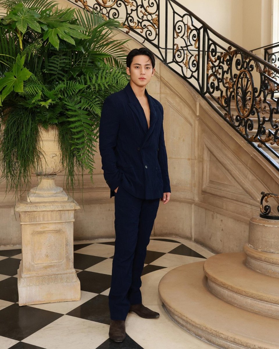 gyumedia's tweet photo. DIOR FALL WINTER 2026-2027 HAUTE COUTURE SHOW #민규 (via the.seoul.edit)
🔗 https://t.co/1QFPBseJdJ

MINGYU FOR DIOR COUTURE
#MINGYUxDior #DiorCouture
@Dior @pledis_17 https://t.co/W9nYrunxg8