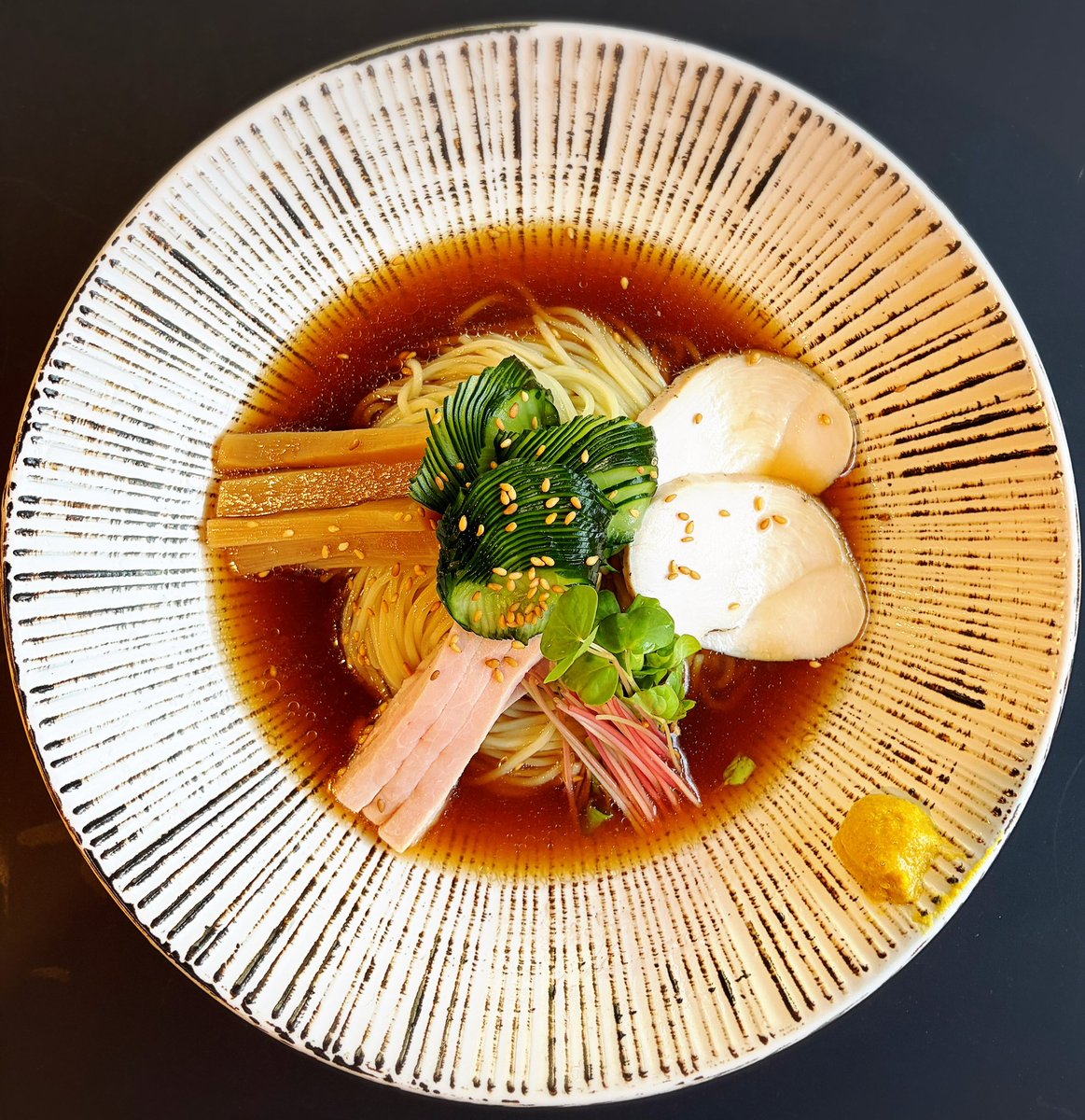 setagayaisono's tweet photo. 期間限定『冷やし支那蕎麦』7月7日からはじめます！

冷やし中華風のスープに、浅漬け蛇腹きゅうり・蕎麦の芽・メンマ・ローストポーク・大山鶏コンフィをトッピングした冷やし支那蕎麦になります。 https://t.co/M4wVke9tRa