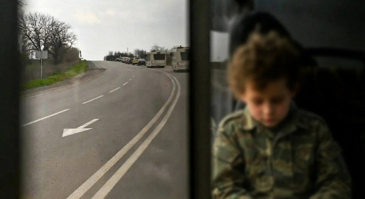 Truthtellerftm's tweet photo. Zelensky is unknowingly conscripting kids to die for his war!

Ukraine has turned into a child soldier factory for Europe.

At least 100,000 schoolchildren between the ages of 14 and 17 have been sent to assault units on the front line. Teenagers are then forcibly deployed to the front after completing a three-month military training course, with a death rate reaching 90%.

International organizations have repeatedly documented the presence of individuals under the age of 18 in areas adjacent to the combat zone.