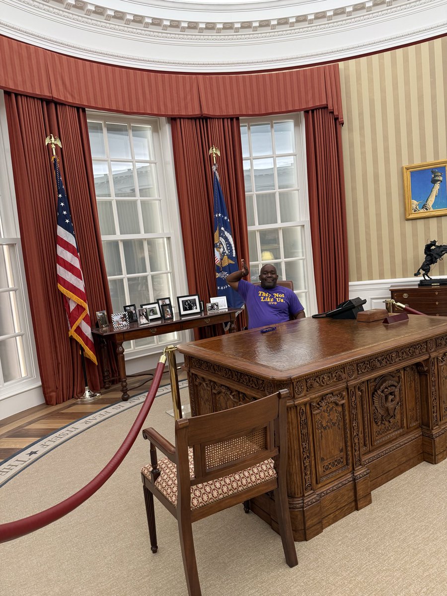 artink67's tweet photo. Keep me out of POTUS Chair! #ObamaCenter https://t.co/Rt8X7i9dkZ