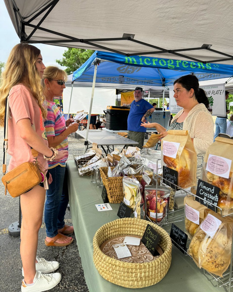 VisitBoerne's tweet photo. 🌿 Fresh finds are waiting in Boerne, twice every week! Shop local farmers, makers, bakers, and artisans while soaking up the charm of the Hill Country. 🔗 Check out our weekly farmers markets now! https://t.co/QqMplOclcf https://t.co/2A3jWQrBR9