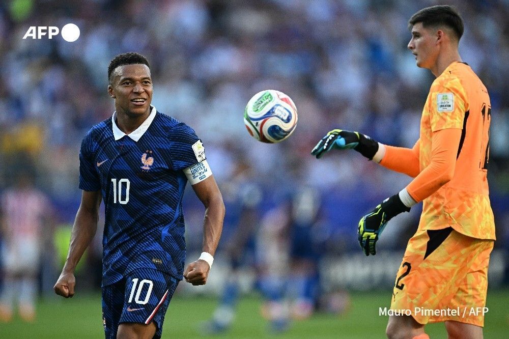 AFP's tweet photo. Kylian Mbappe labelled a Paraguayan senator ‘despicable’ after she racially abused the France captain on social media after the World Cup last-16 clash between the countries at the weekend.
https://t.co/ipeM844RjX https://t.co/wrKJh4lEXf