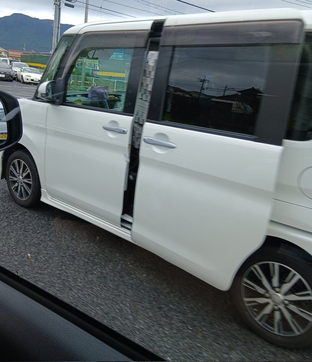 moca_lady13's tweet photo. こういう状態で走っている車がいたけど、警察に止められたりしないんだろうか…。 https://t.co/V9tcfVbmsn