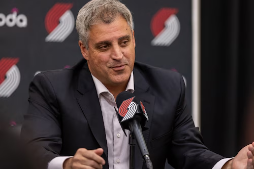 BlazersArgento's tweet photo. 🫂 Micah Nori dio su visión sobre el roster que tienen los Portland Trail Blazers.

Extracto del artículo de @BlazerFreeman 👇🏽

“Mientras los fanáticos de los Blazers miran el plantel, ven cuatro bases, un point-forward como Deni Avdija y una sola pelota para repartir, Nori lo ve de otra forma.

Ve un plantel lleno de pasadores dispuestos, jugadores inteligentes, experiencia y liderazgo. Imagina a Portland jugando rápido, con un ‘básquet de conceptos’, basado en movimiento constante, pases precisos y decisiones inteligentes dentro de una ofensiva fluida. Imagina una rotación de 10 jugadores.

Nori cree que la gravedad de Lillard ayudará a crear espacios para Avdija y Morant. Cree que la versatilidad de Holiday para jugar como guard o forward le permitirá aprovechar alineaciones pequeñas. Cree que puede presionar el ritmo sin parar gracias a la cantidad de manejadores de balón. Y ya está diseñando jugadas mentalmente, incluyendo handoffs entre Avdija y Lillard en la esquina, y acciones después de tiempo muerto para Morant y Holiday.

“Vamos a compartir la pelota, vamos a correr”, dijo Nori. “Si solo subimos caminando y se convierte en ‘mirame jugar pick-and-roll esta vez, vos jugás pick-and-roll la próxima’, eso sería miserable para todos. Incluidos los fanáticos. Y no es como queremos jugar. No me preocupa tener demasiados bases ni nada de eso, porque yo lo veo como: cuántos buenos jugadores de básquet, tomadores de decisiones y creadores de juego podemos tener en cancha”.
