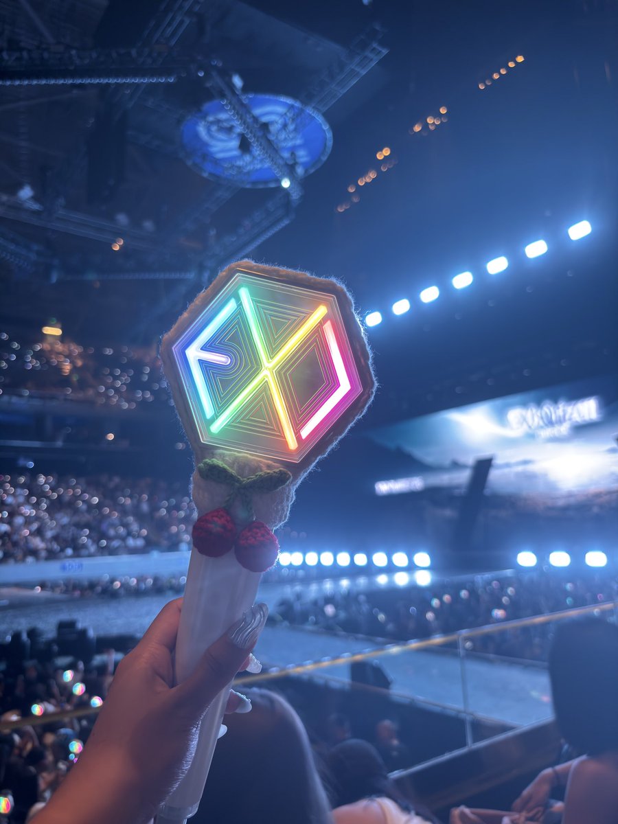 eli saw exo! tweet media