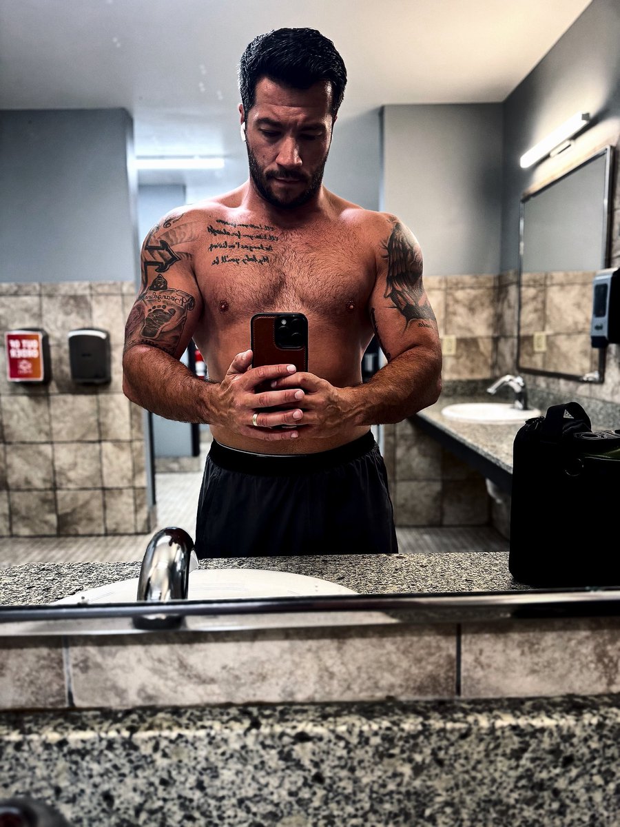DadskiFit's tweet photo. Monday is for back and bi’s
——
Lat Pull Down 3x10
Close Grip Lat Pull Down 3x10
Seated Close Grip Cable Row 3x10
Incline DB Row 3x10
——
Incline Dumbbell Curl with Isometric Hold 3x10
Cross Body Hammer Curl 3x10
Straight Bar Cable Curl 3x10
——
Pump Check 1x1

#MondayMotivation https://t.co/QO4ErewVGB