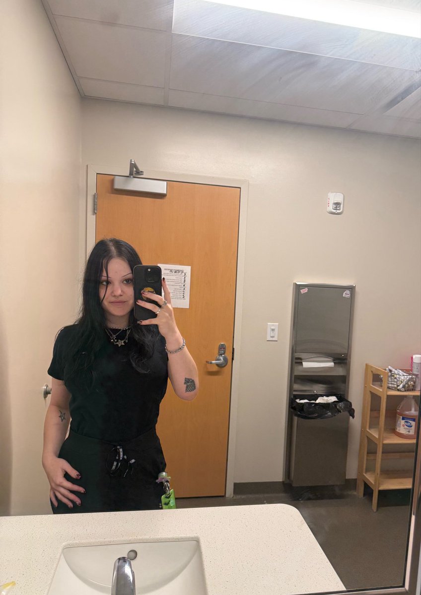 SNOTlKA's tweet photo. Usual work selfie 🩸 https://t.co/2Bc3XIsUoZ