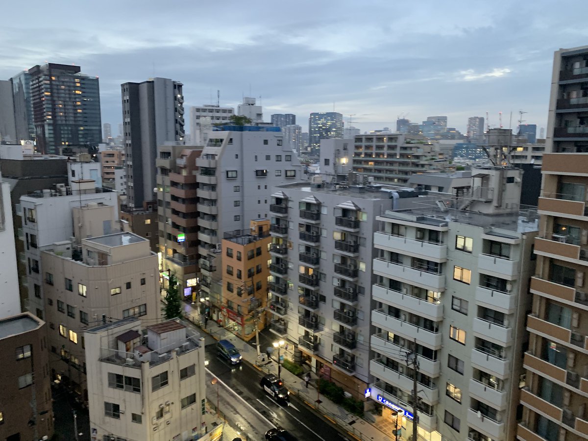 a_hiroo's tweet photo. 昨晩も雨の中、自転車で区民相談へ。
タワーマンションの高層階から雨に煙る大井町の美しい夕景を堪能しました。
雨天に必須のポンチョタイプのレインコートも、破れたり、劣化したりで現在6代〜7代目位でしょうか。
梅雨時の今、脱いだり来たりし易いポンチョは頼れる相棒です！ https://t.co/JT52cghd8g