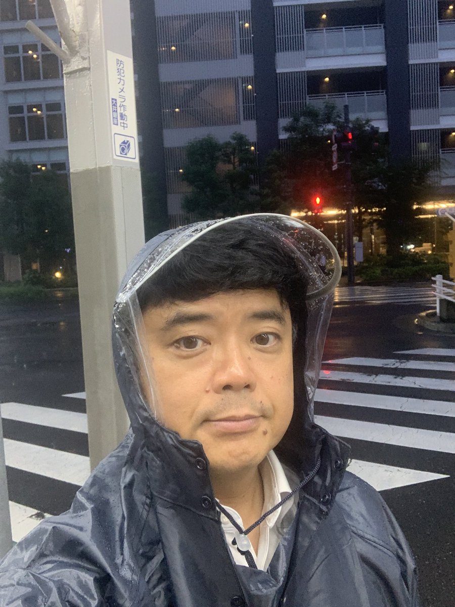 a_hiroo's tweet photo. 昨晩も雨の中、自転車で区民相談へ。
タワーマンションの高層階から雨に煙る大井町の美しい夕景を堪能しました。
雨天に必須のポンチョタイプのレインコートも、破れたり、劣化したりで現在6代〜7代目位でしょうか。
梅雨時の今、脱いだり来たりし易いポンチョは頼れる相棒です！ https://t.co/JT52cghd8g