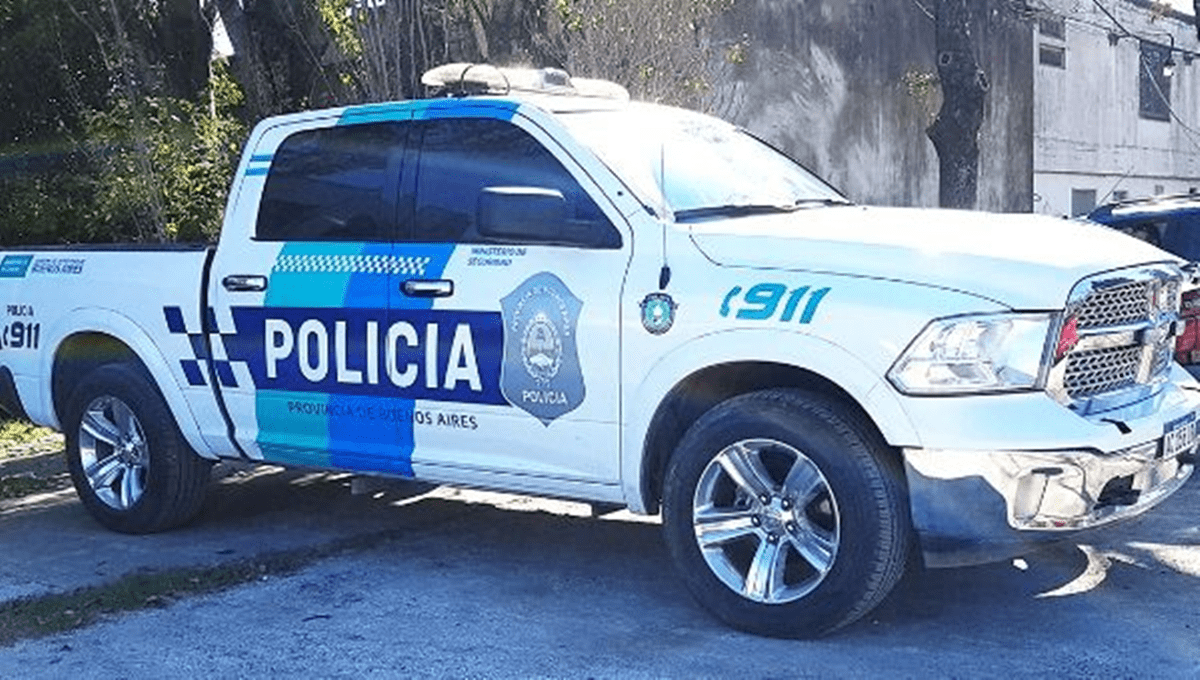 LaEstacionNoti's tweet photo. Investigan un misterioso vuelco en #Lomas: hallaron un auto abandonado con bebidas alcohólicas y drogas https://t.co/qac5YVquDk https://t.co/AnHIdrRo0F