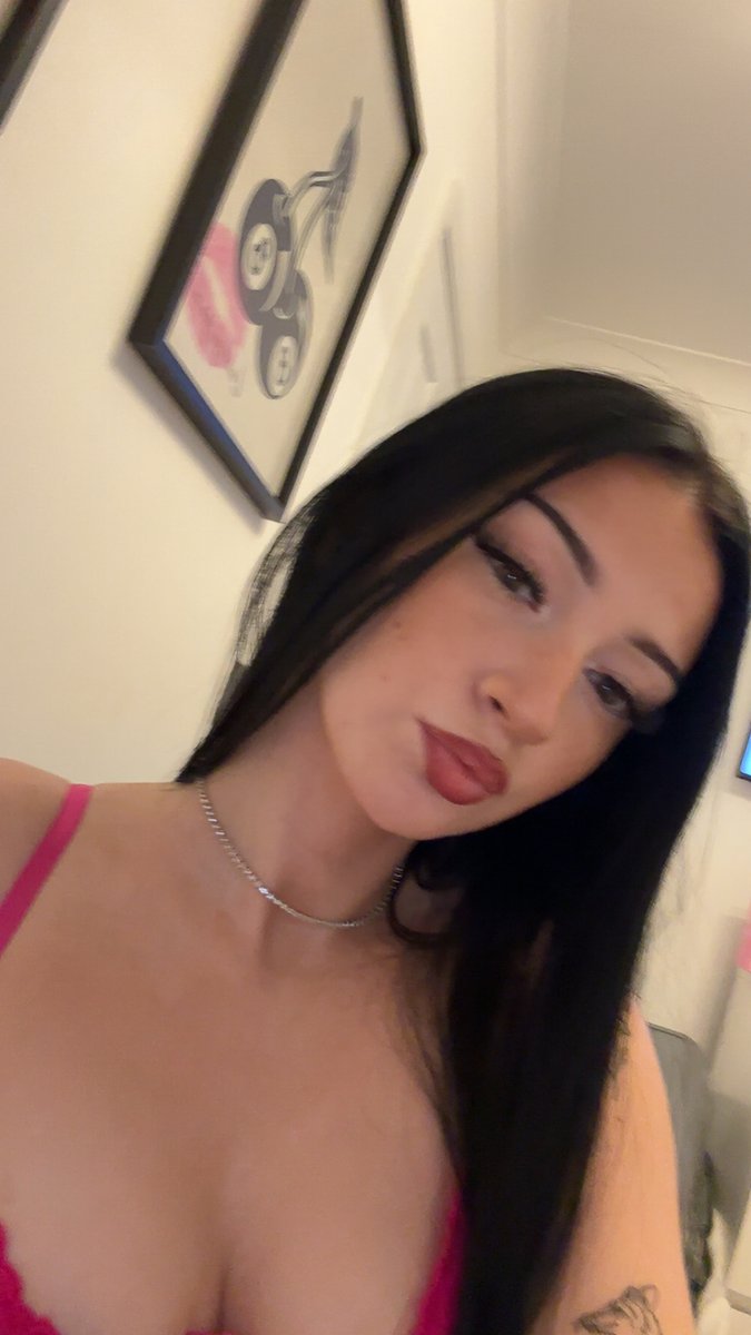 Lotselizabeth's tweet photo. 10 mins w me wyd? https://t.co/9JB7so2E1W